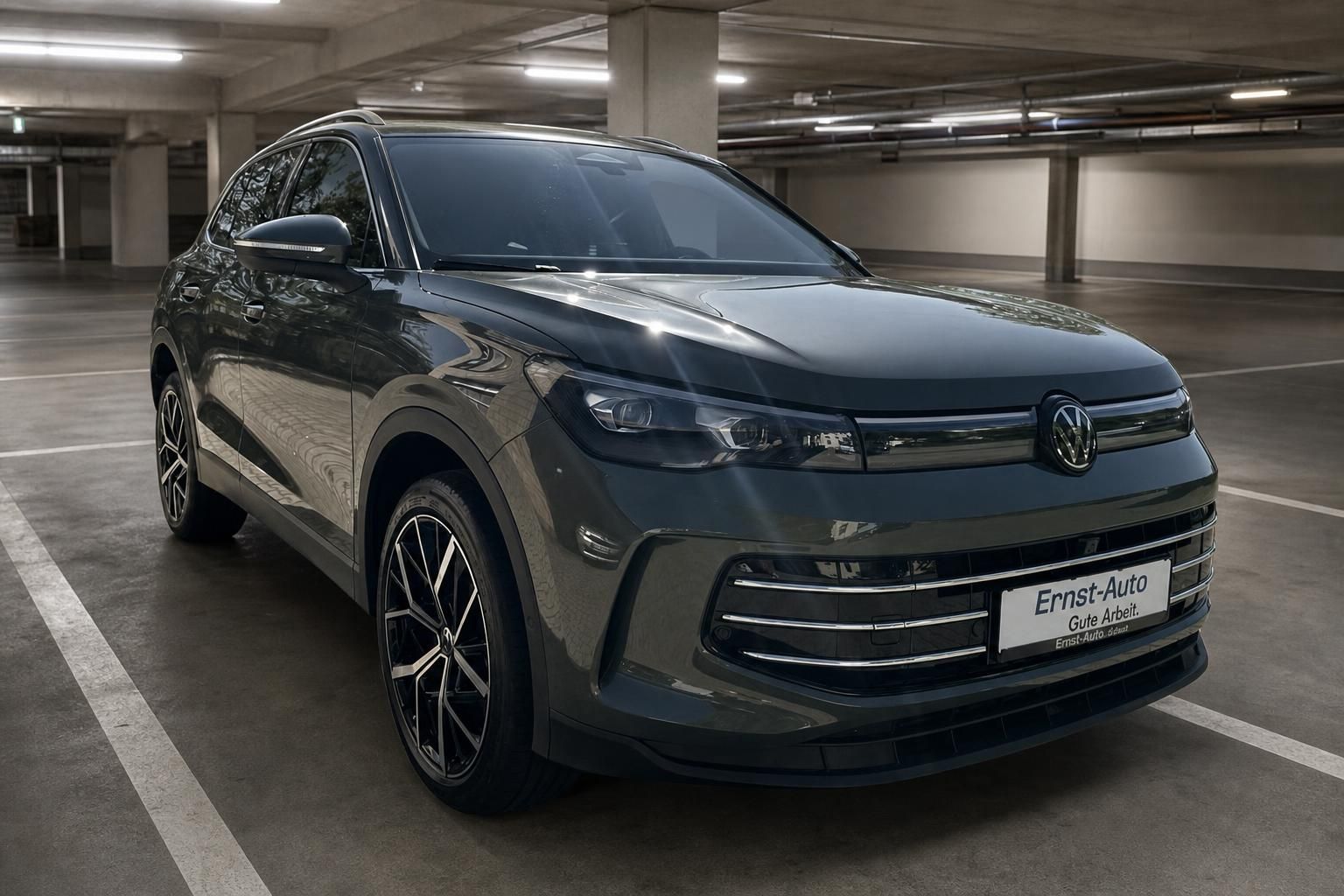 VW Tiguan grau Frontansicht schräg links im Parkhaus – Neufahrzeug bei Ernst-Auto