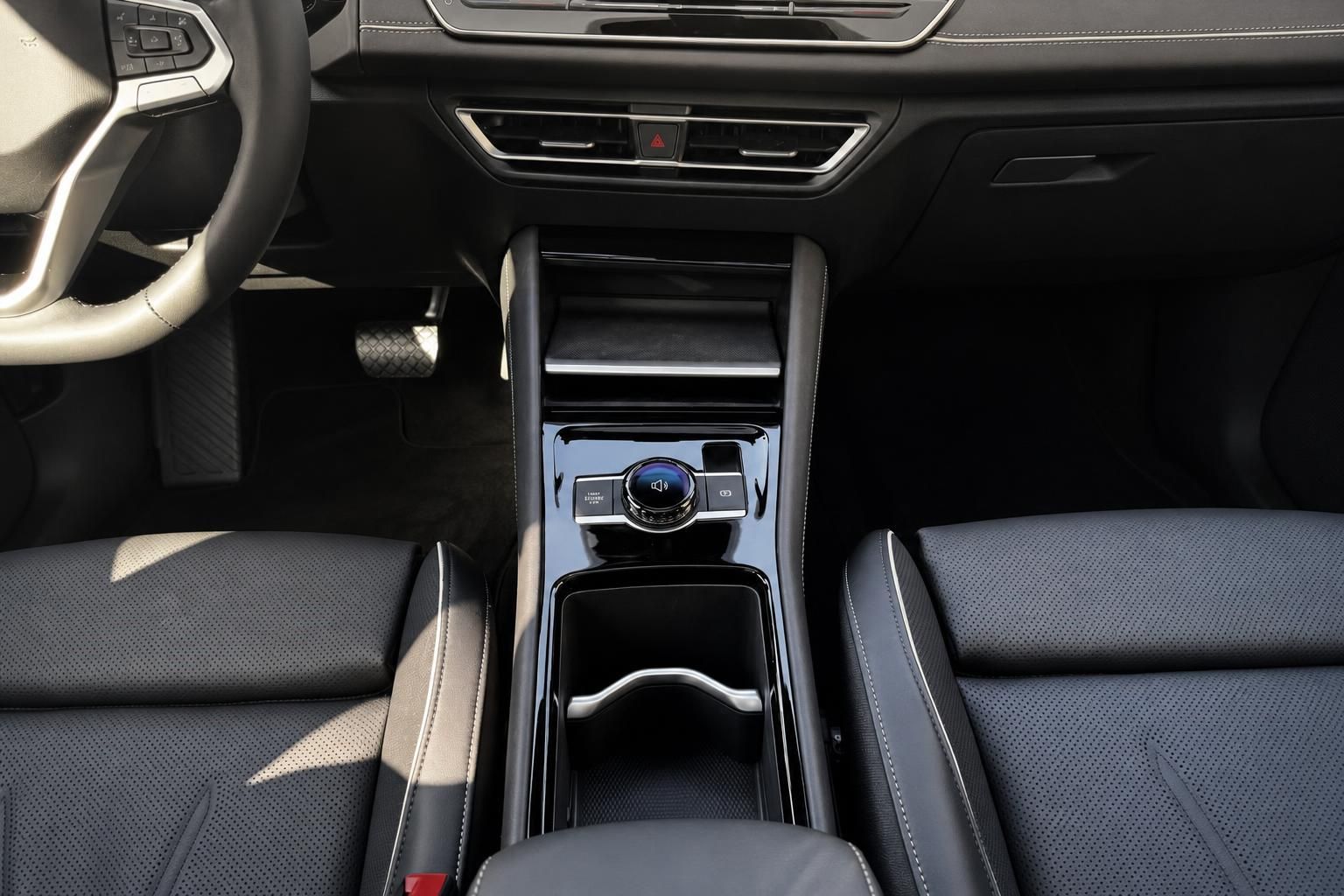 VW Tiguan Innenraum Mittelkonsole mit Leder-Sitzen und modernem Bedienelement