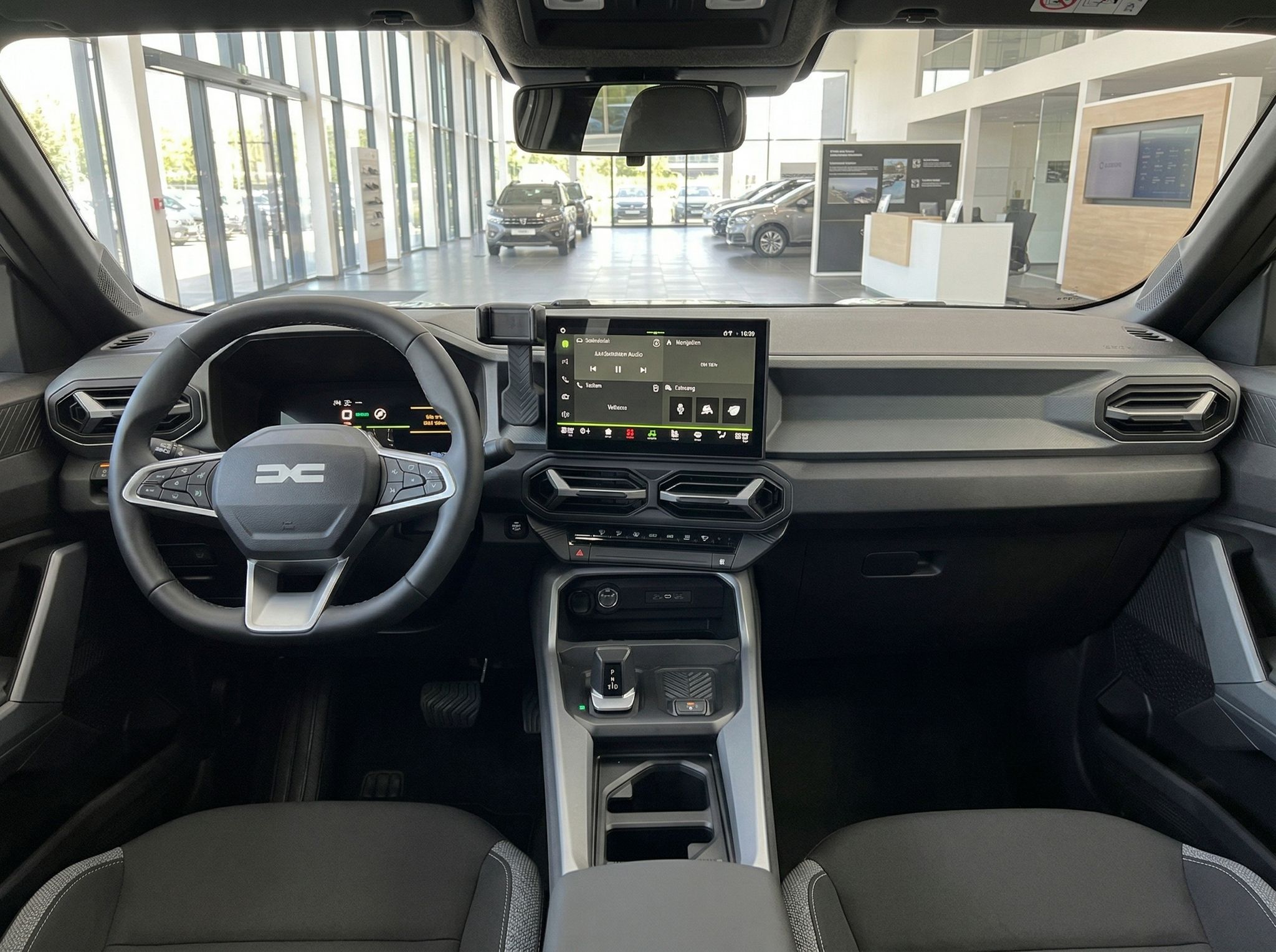 Innenraum eines modernen Fahrzeugs mit digitalem Display und Lenkrad im Autohaus