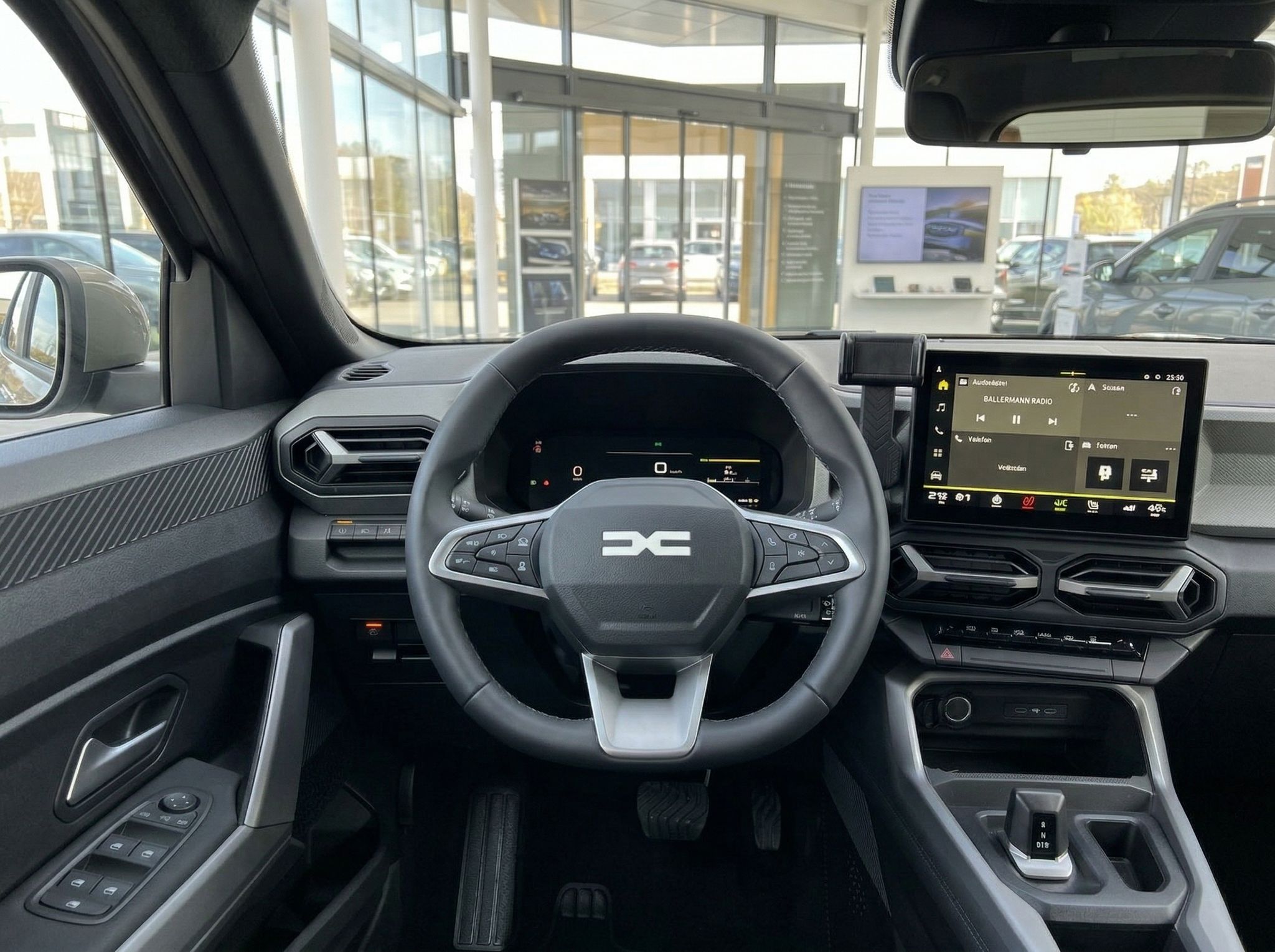 Cockpit-Ansicht mit Lenkrad, Armaturenbrett und Touchscreen-Display im Fahrzeuginnenraum
