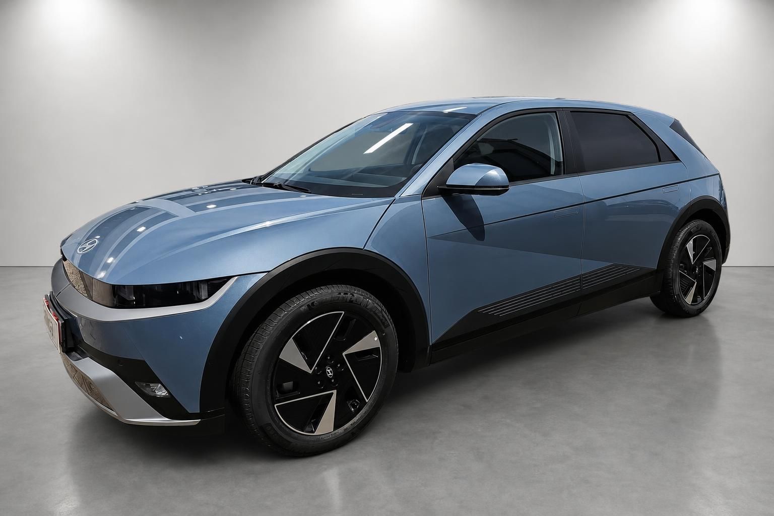 Hyundai Ioniq 5 in Blau Seitenansicht Studioaufnahme