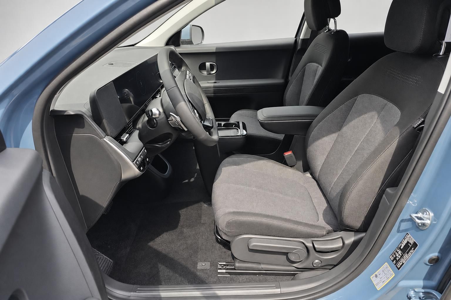 Hyundai Innenraum Vordersitze mit Blick auf Cockpit und Lenkrad