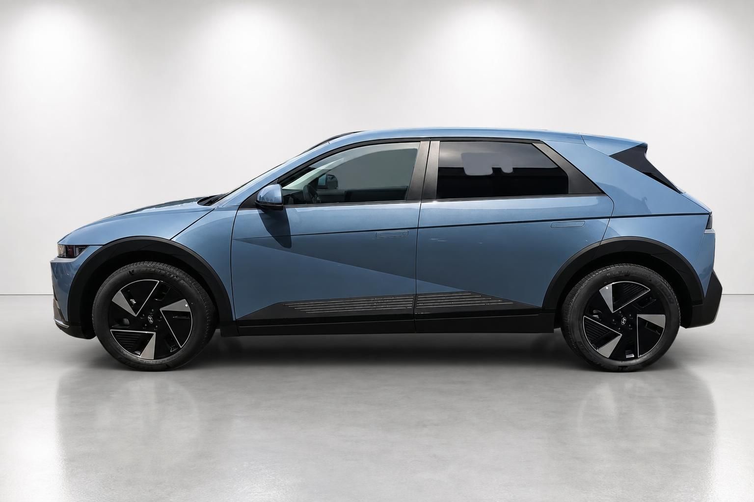 Hyundai Ioniq 5 in Blau, Seitenansicht im Studio