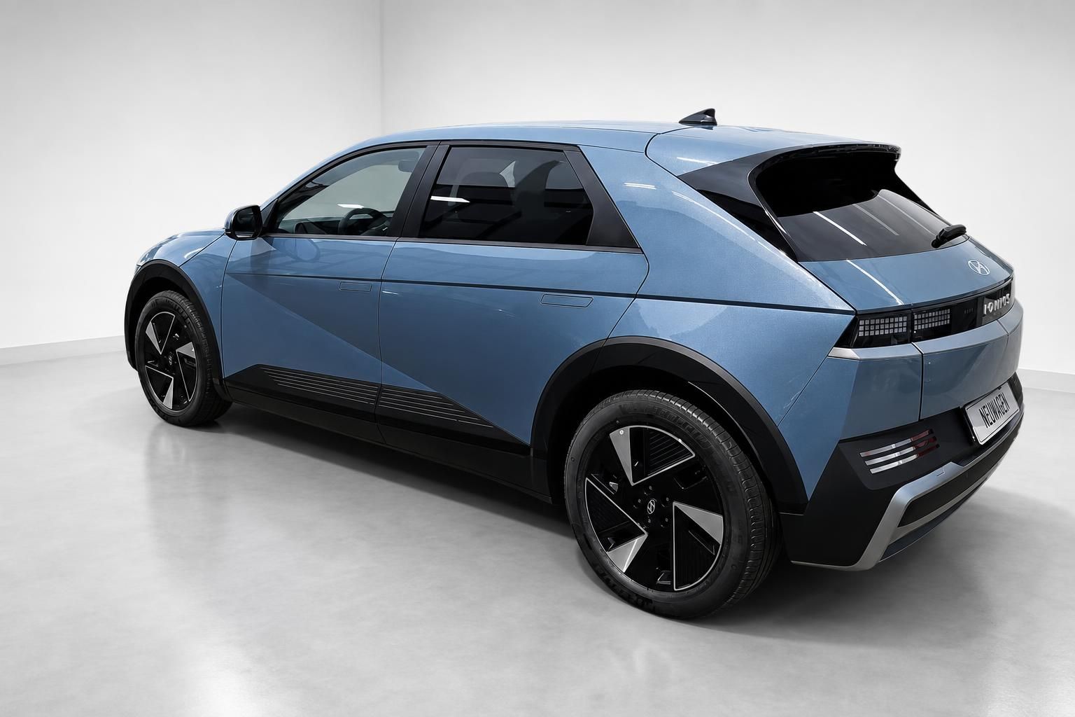 Hyundai Ioniq 5 blau, Heckansicht schräg von hinten
