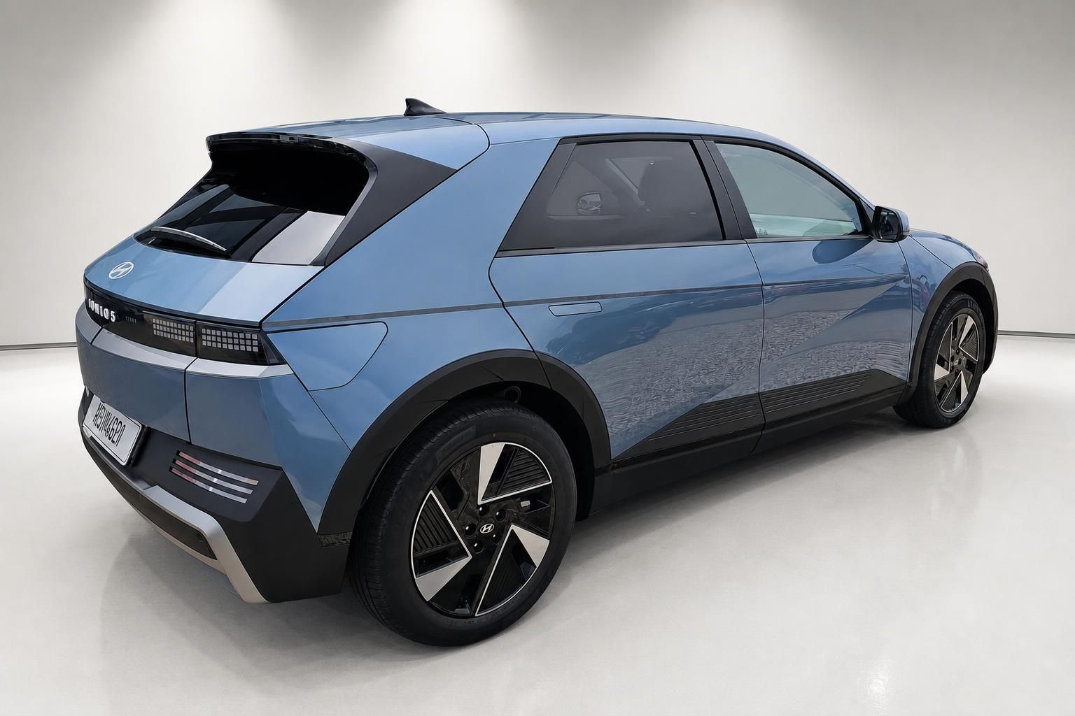 Hyundai Ioniq 5 in Blau, Heckansicht schräg von hinten im Studio