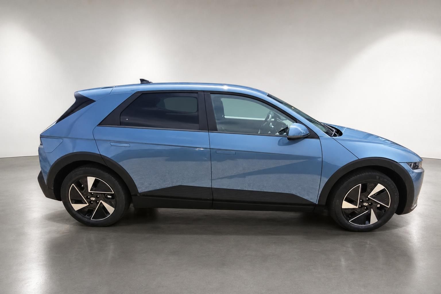 Hyundai Ioniq 5 blau, Seitenansicht im Fotostudio