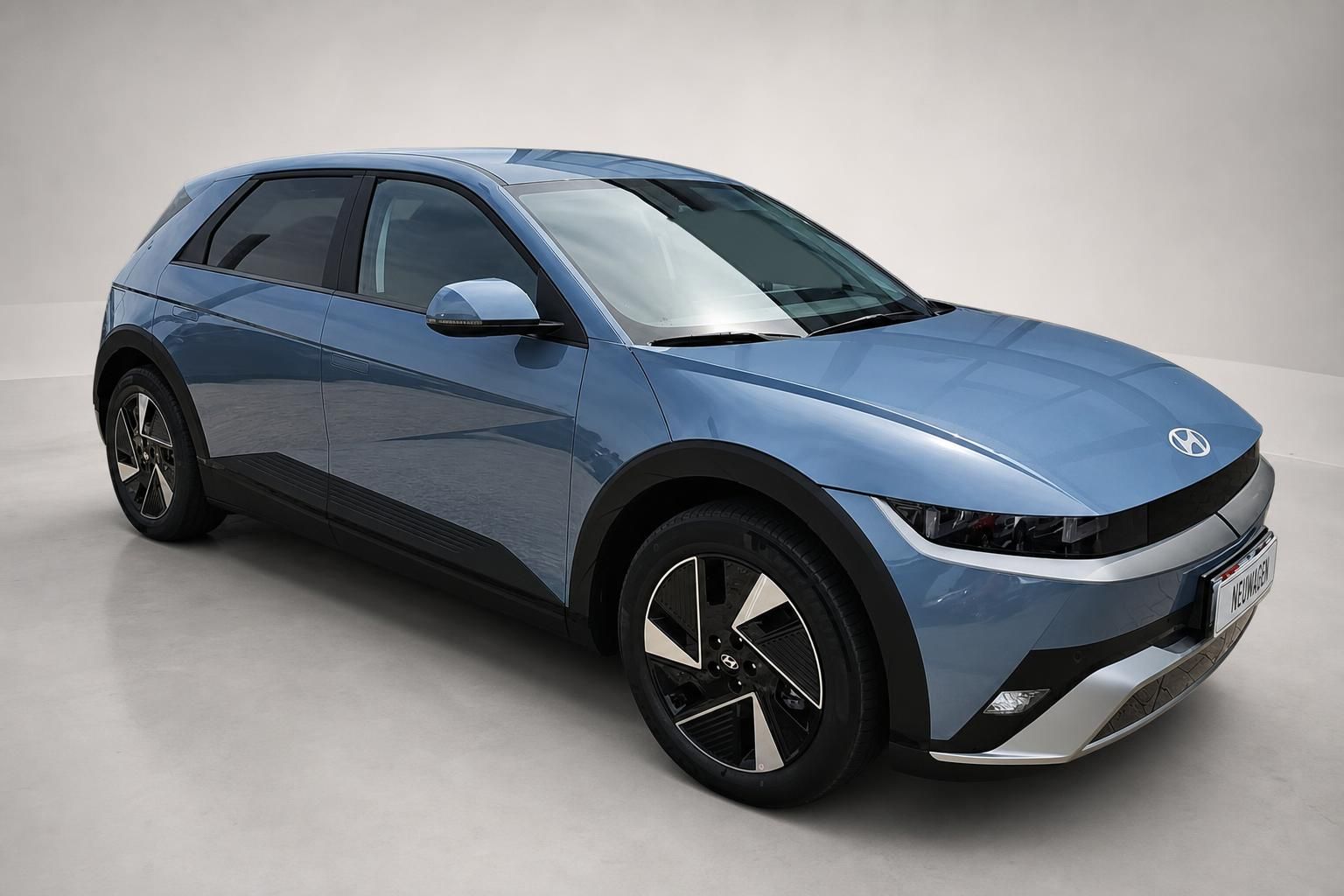 Hyundai Ioniq 5 blau, Frontansicht schräg von vorne im Studio