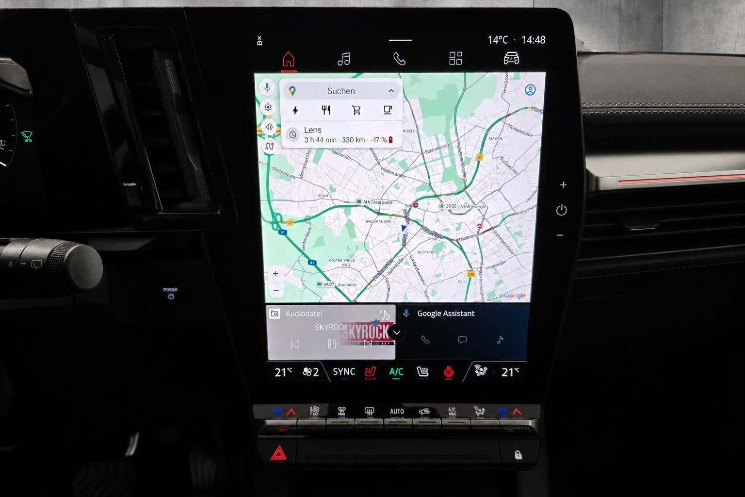 Infotainment Bildschirm mit Navigation und Klimabedienung im Auto