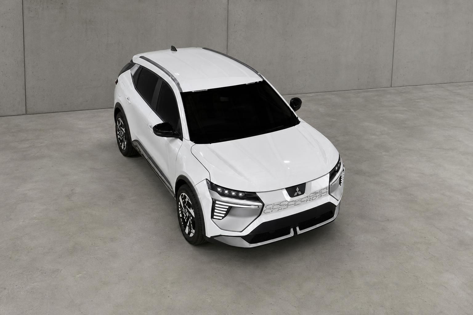Mitsubishi Eclipse Cross in Weiß, Ansicht von vorne schräg oben