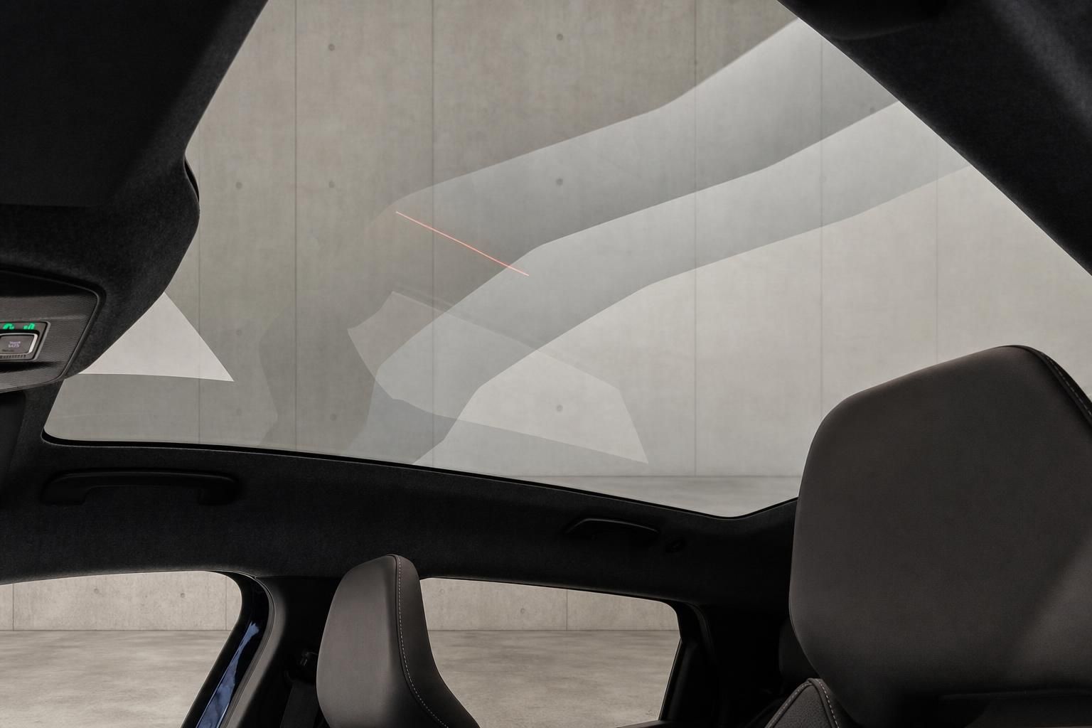 Panorama-Glasdach im Innenraum eines Mitsubishi SUV mit Ambientelicht