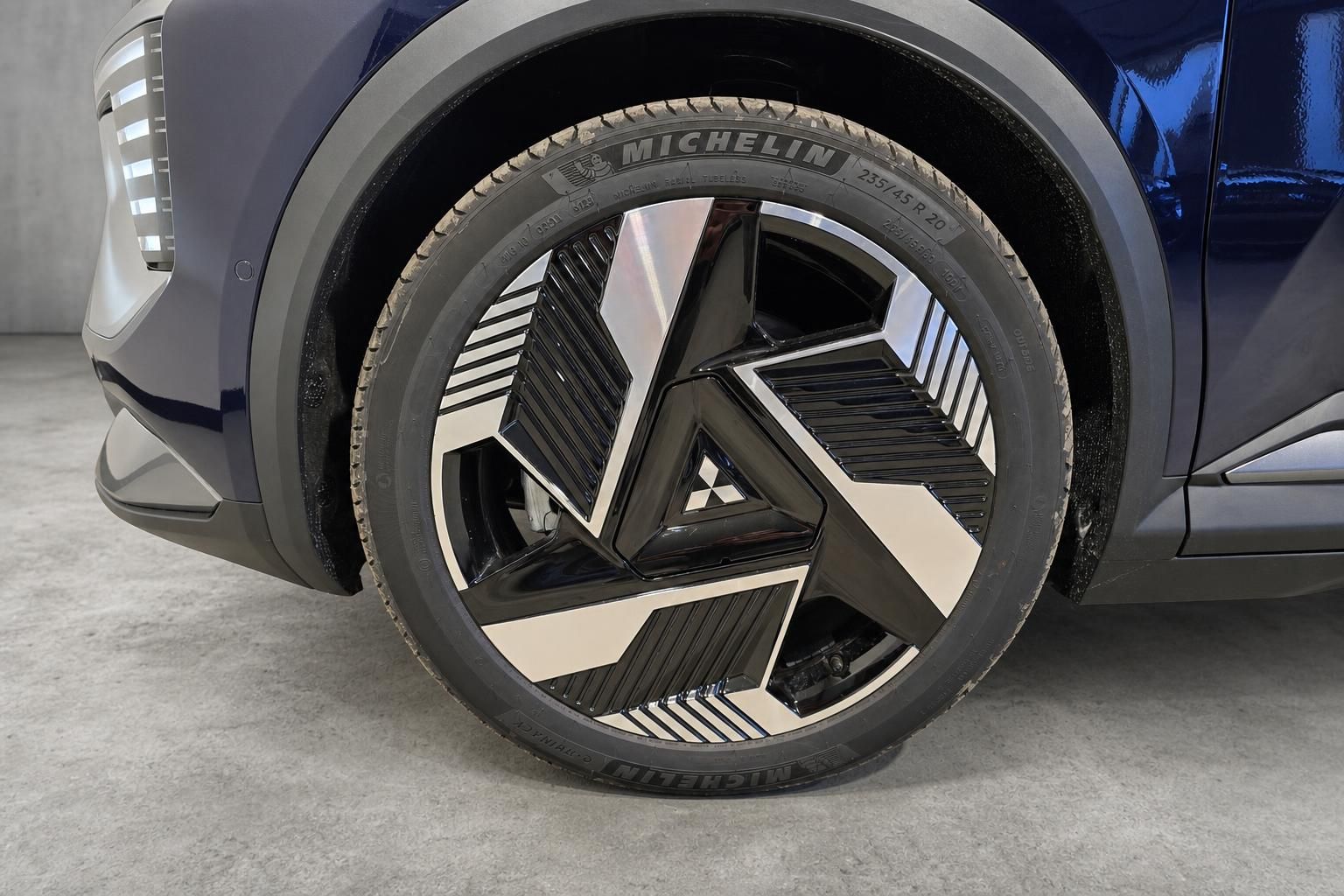 Nahaufnahme Leichtmetallfelge mit Michelin Reifen am Mitsubishi SUV