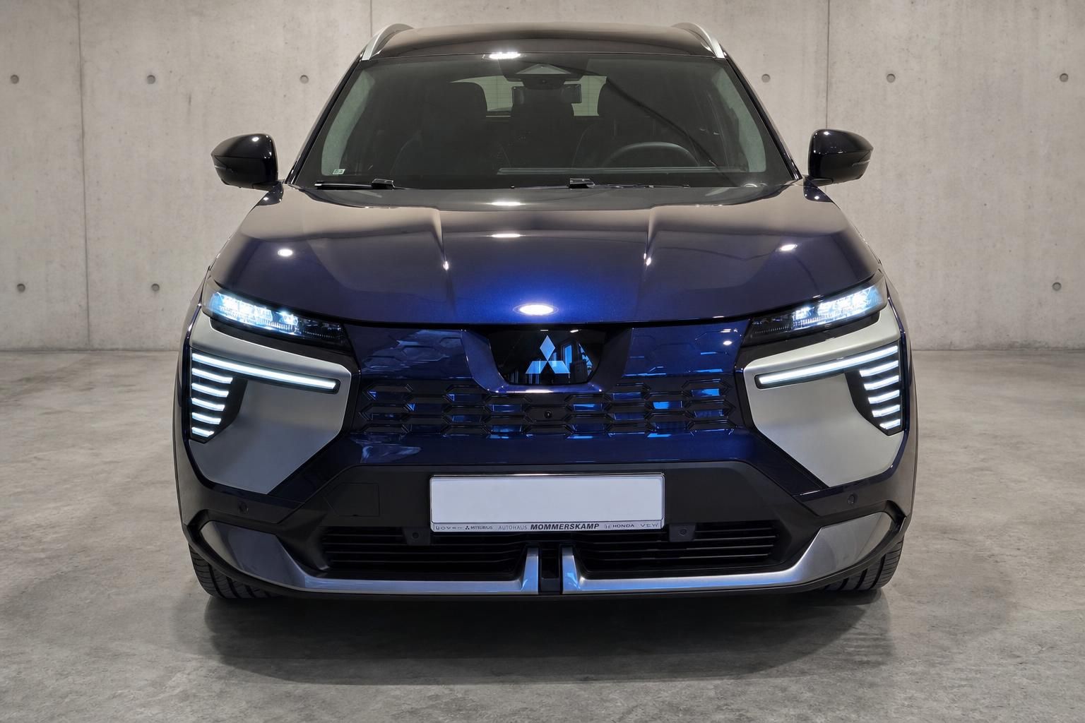 Mitsubishi SUV in Blau, Frontansicht mit LED-Scheinwerfern