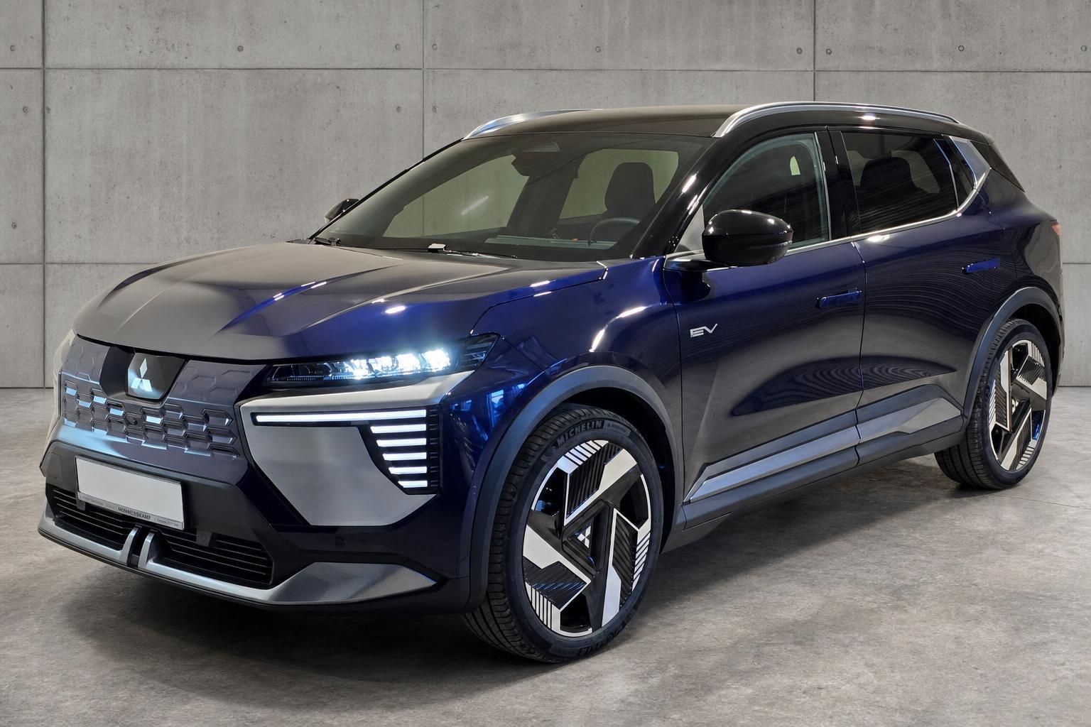 Mitsubishi Eclipse Cross EV blau, Frontansicht seitlich im Studio
