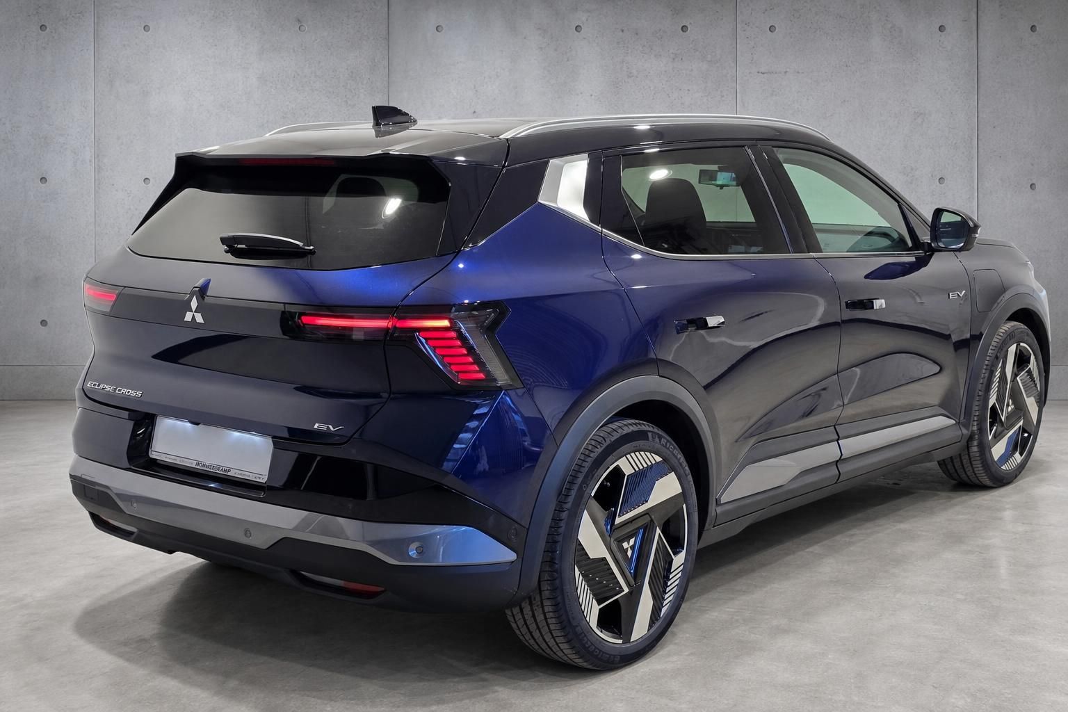 Mitsubishi Eclipse Cross EV blau, Heckansicht mit Design-Felgen