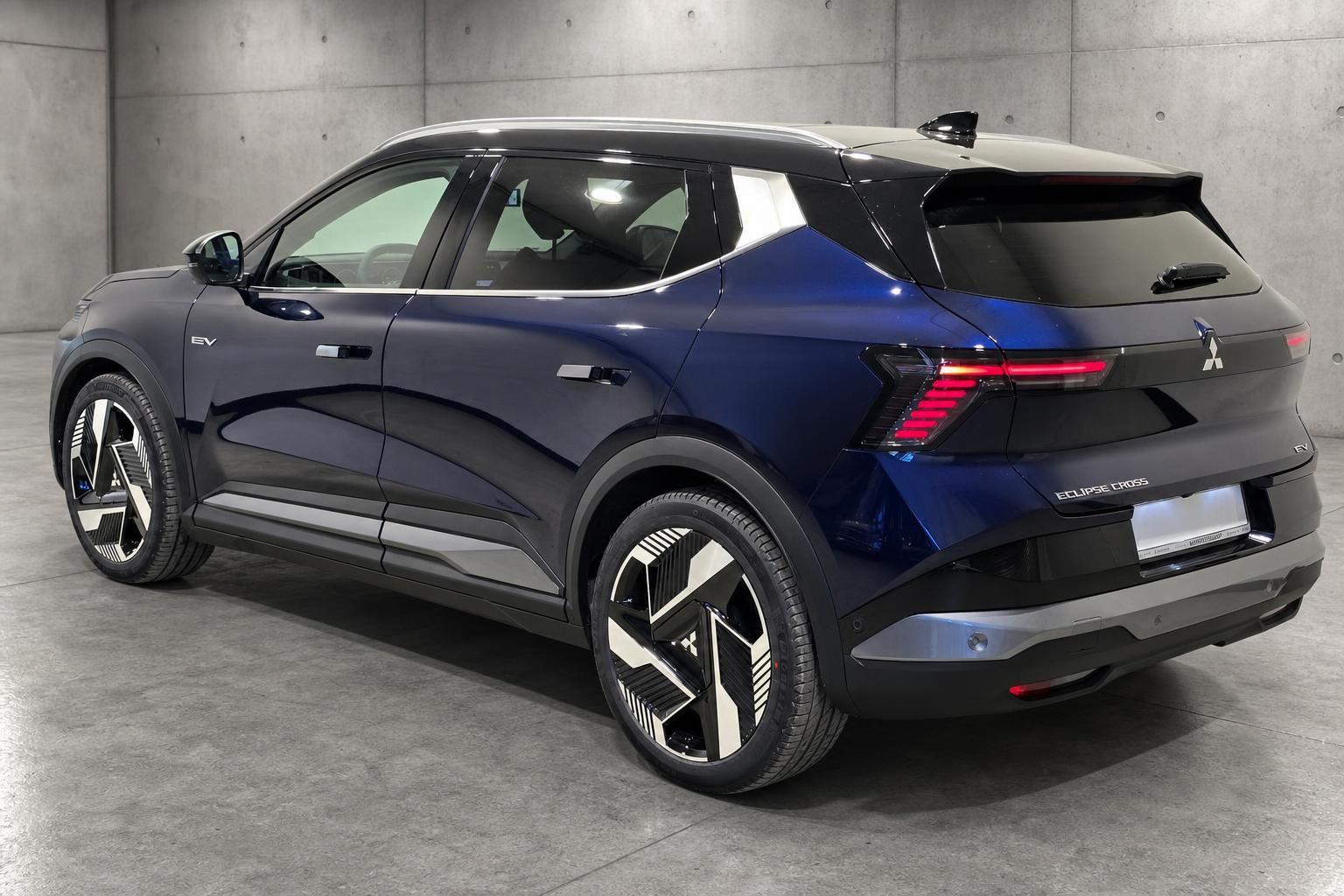 Mitsubishi Eclipse Cross EV blau, Seiten- und Heckansicht im Studio