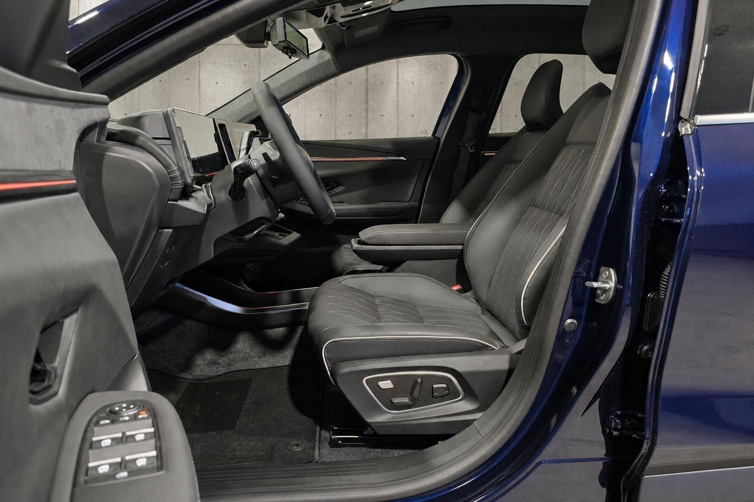 Mitsubishi Eclipse Cross EV Innenraum, schwarze Ledersitze und Cockpit