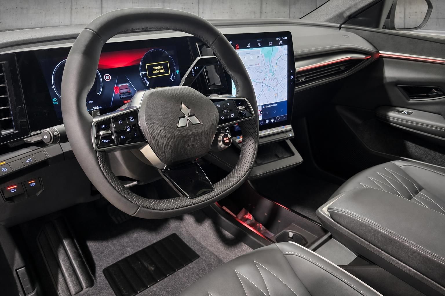 Cockpit mit Lenkrad und Digitaldisplay im Mitsubishi Innenraum