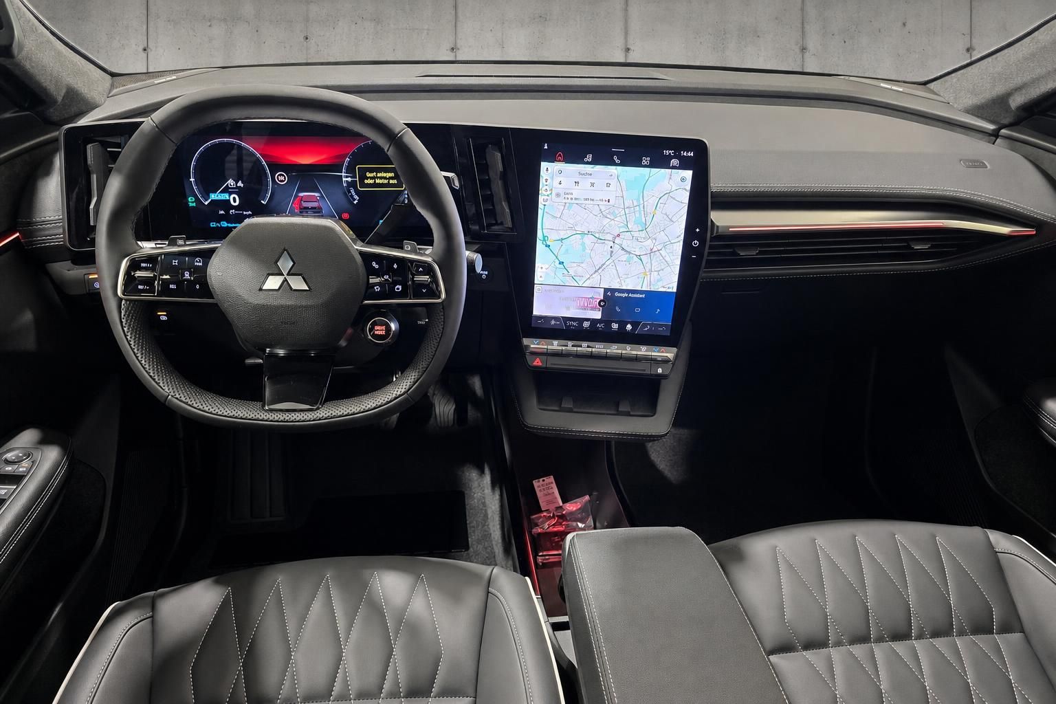 Cockpit Übersicht mit Lenkrad, Display und Sitzen im Mitsubishi