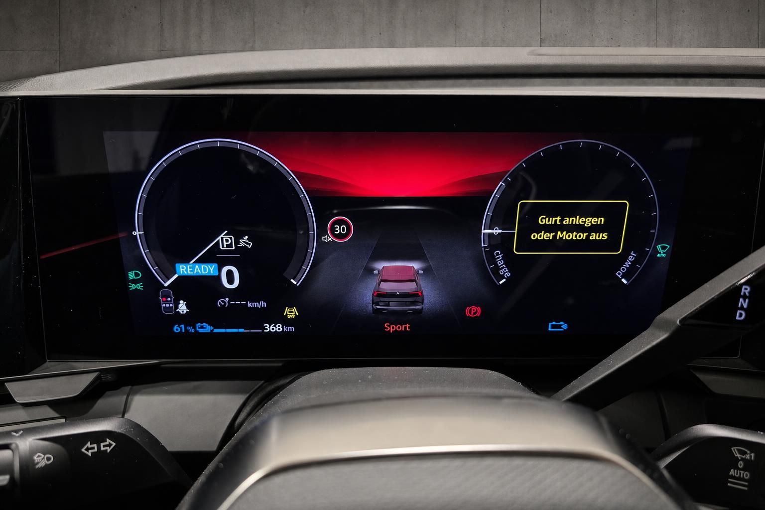 Digitales Kombiinstrument mit Tachoanzeige und Ladestand im Fahrzeug