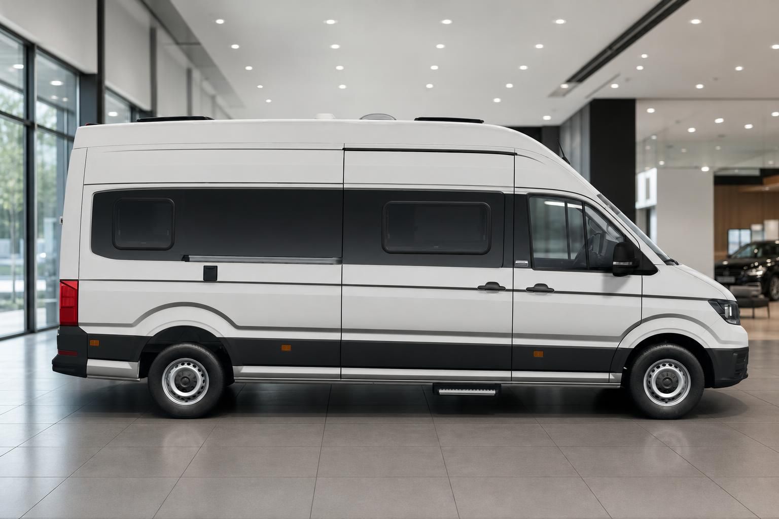 VW Grand California Wohnmobil in Weiß, Seitenansicht im Autohaus