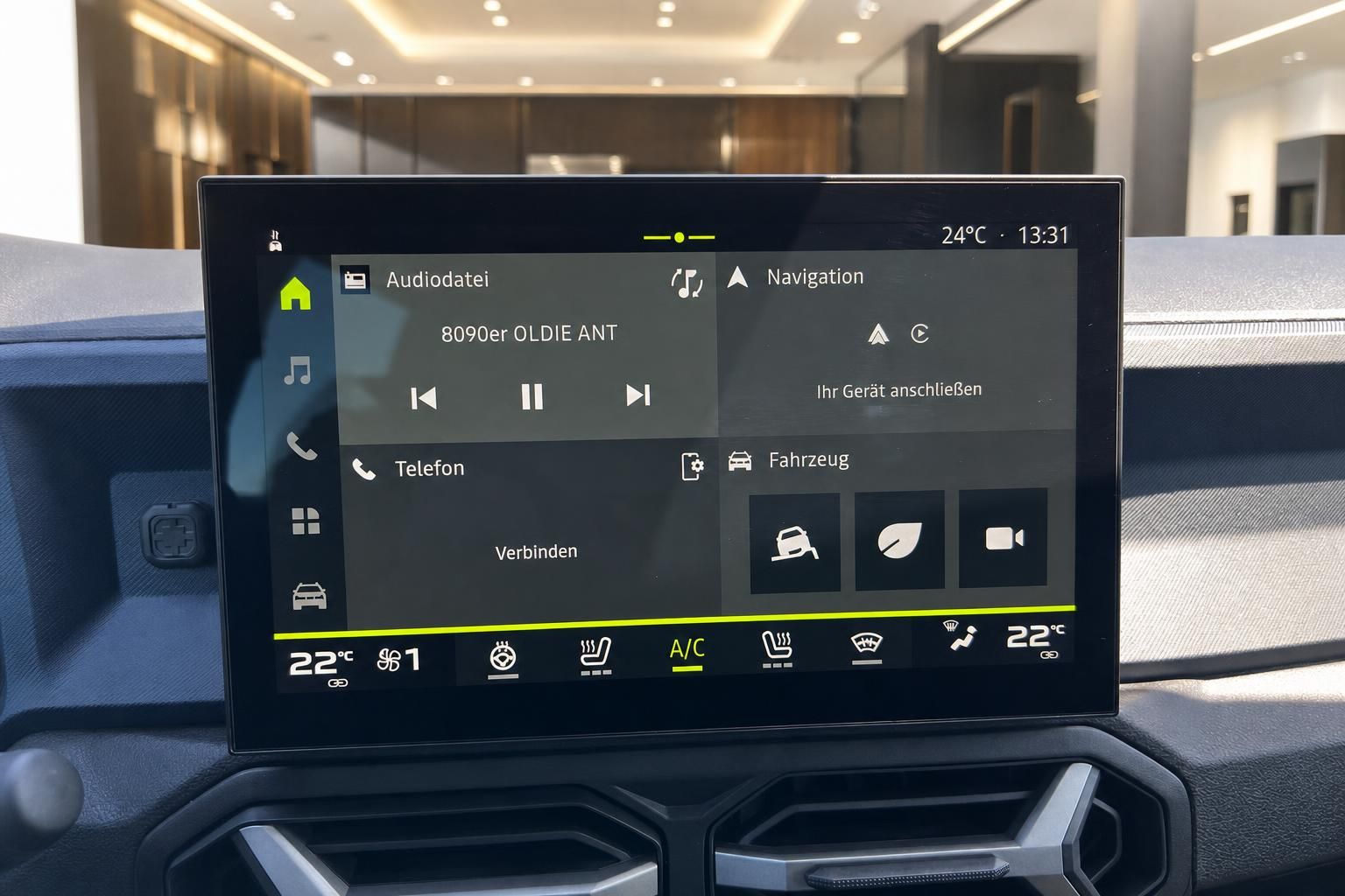 Infotainment Touchscreen im Fahrzeug mit Navigation und Telefon
