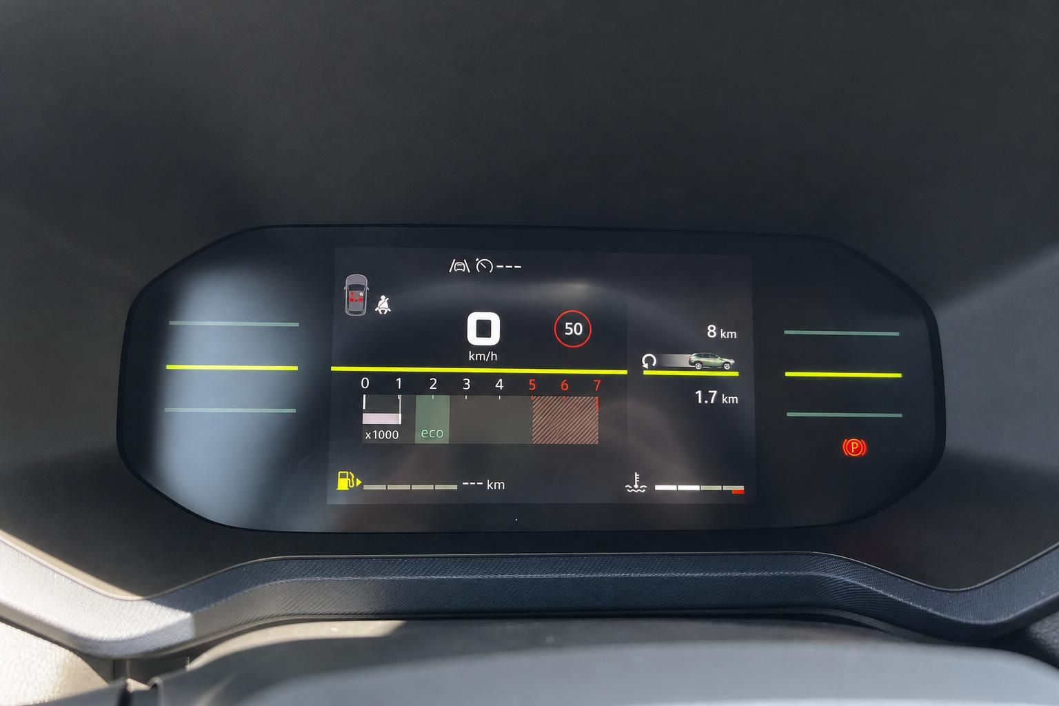 Digitales Kombiinstrument mit Tacho und Anzeigen im Auto
