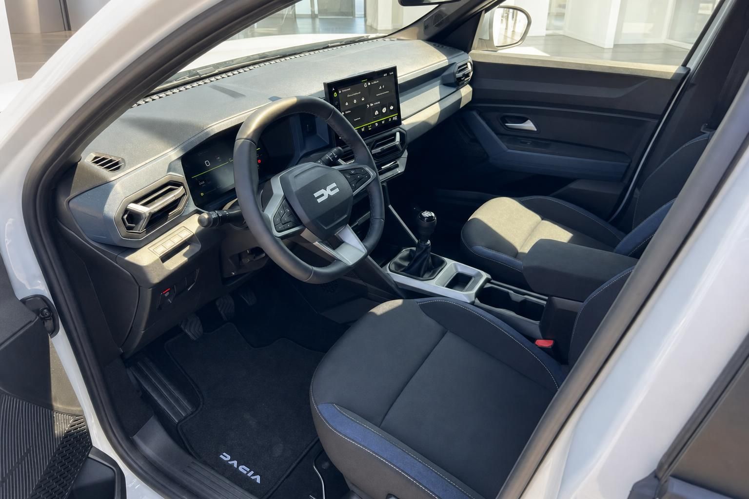 Dacia Bigster Innenraum, Cockpit mit Lenkrad und Touchscreen