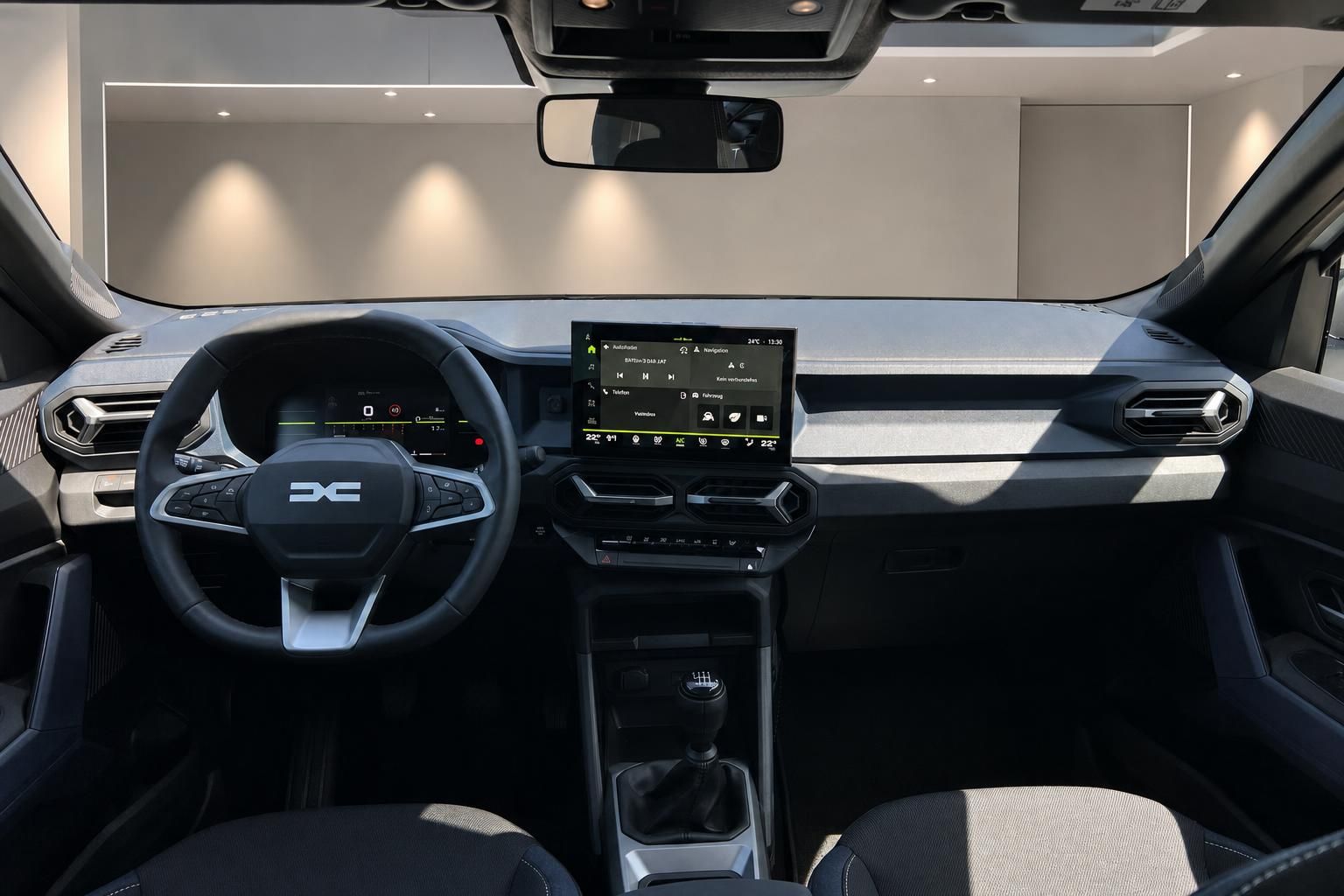 Cockpit Ansicht mit Lenkrad und Infotainment Display