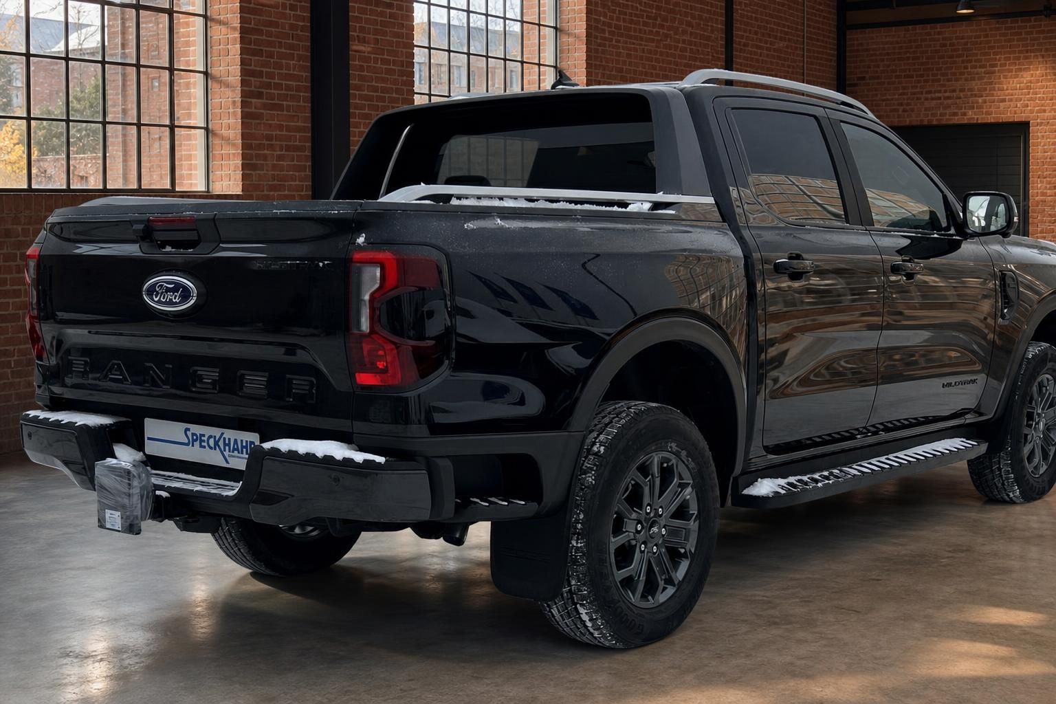 Ford Ranger Wildtrak schwarz Heckansicht seitlich mit Anhängerkupplung