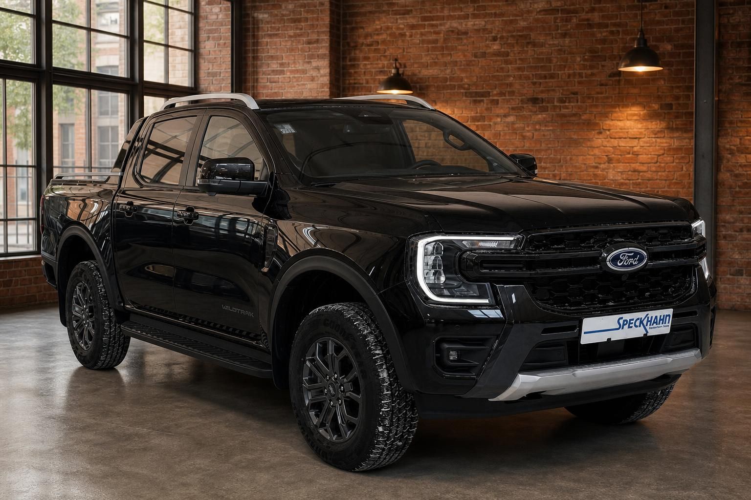 Ford Ranger Wildtrak schwarz Frontansicht seitlich in Loft-Halle