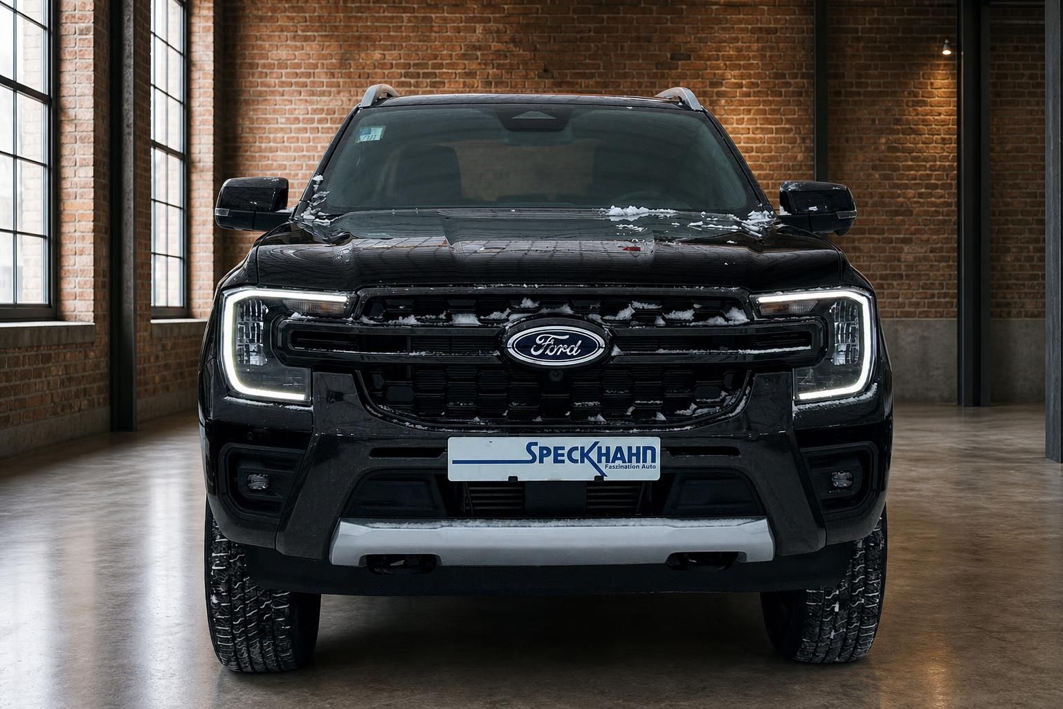Ford Ranger schwarz Frontansicht mit LED-Scheinwerfern in Halle