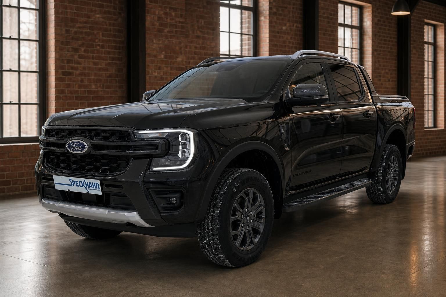 Ford Ranger Wildtrak schwarz, Frontansicht in Industriehalle