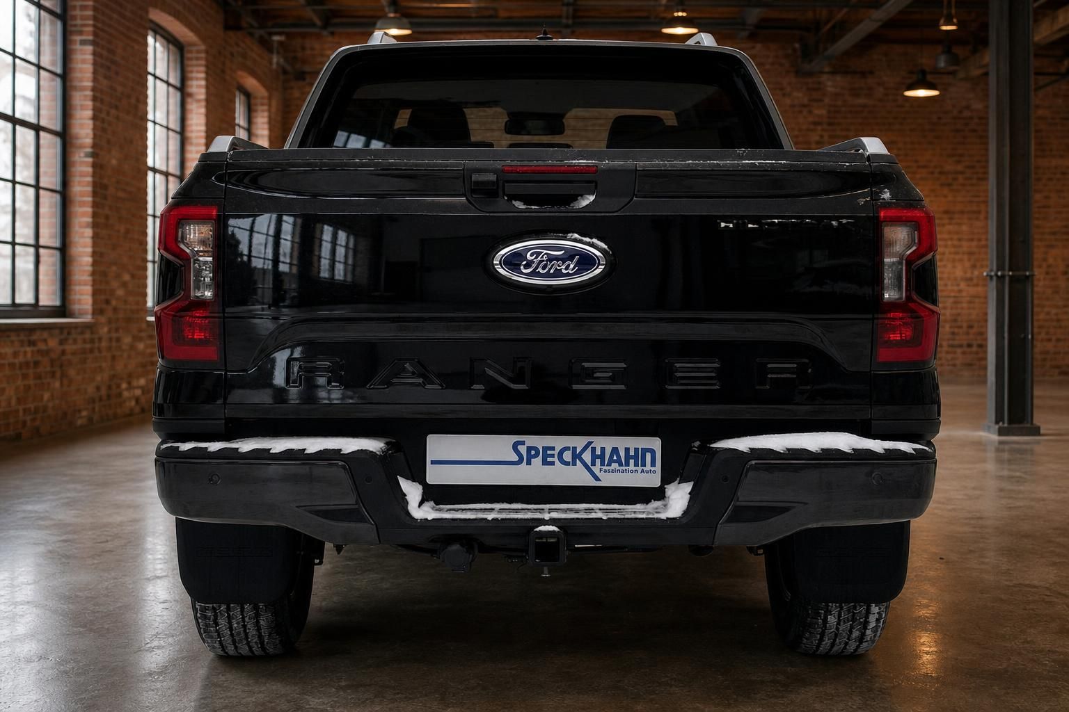 Ford Ranger schwarz, direkte Heckansicht mit Ford Logo