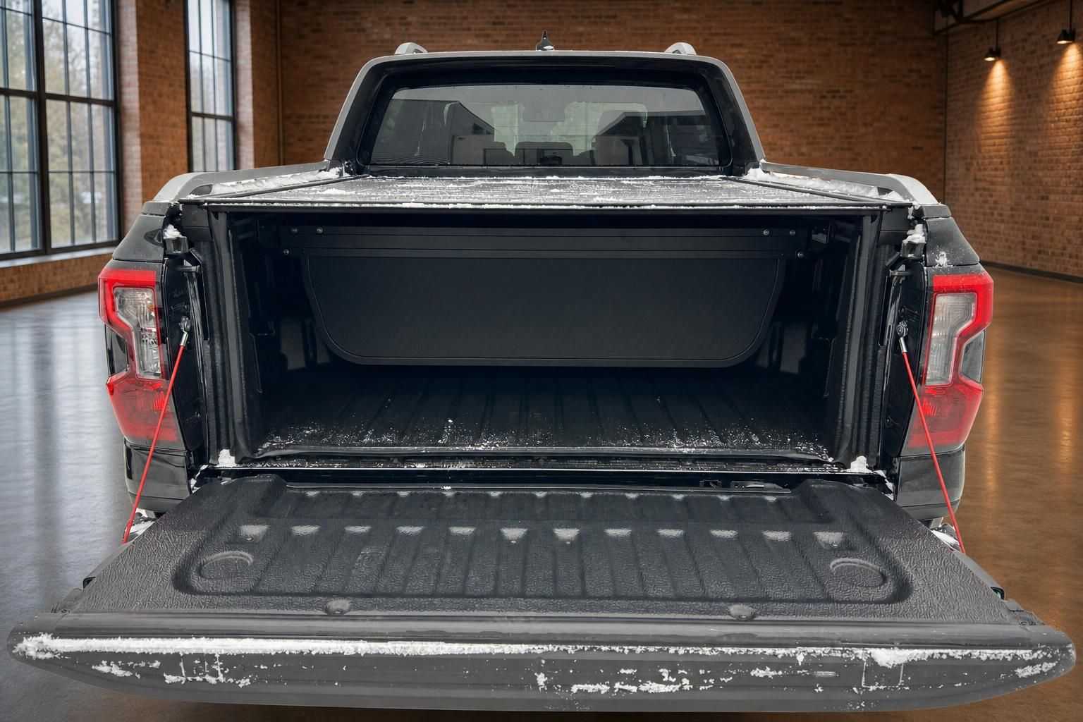 Ford Ranger schwarz Ladefläche mit Rollo geöffnet Ansicht von hinten
