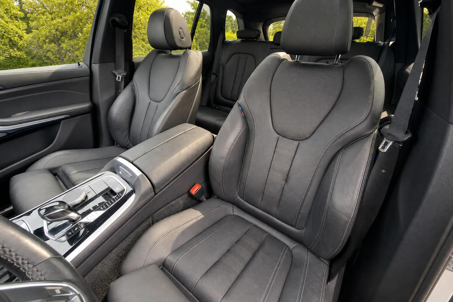 BMW X5 Innenraum - Vordersitze mit Vernasca Lederbezug und Komfortzugang