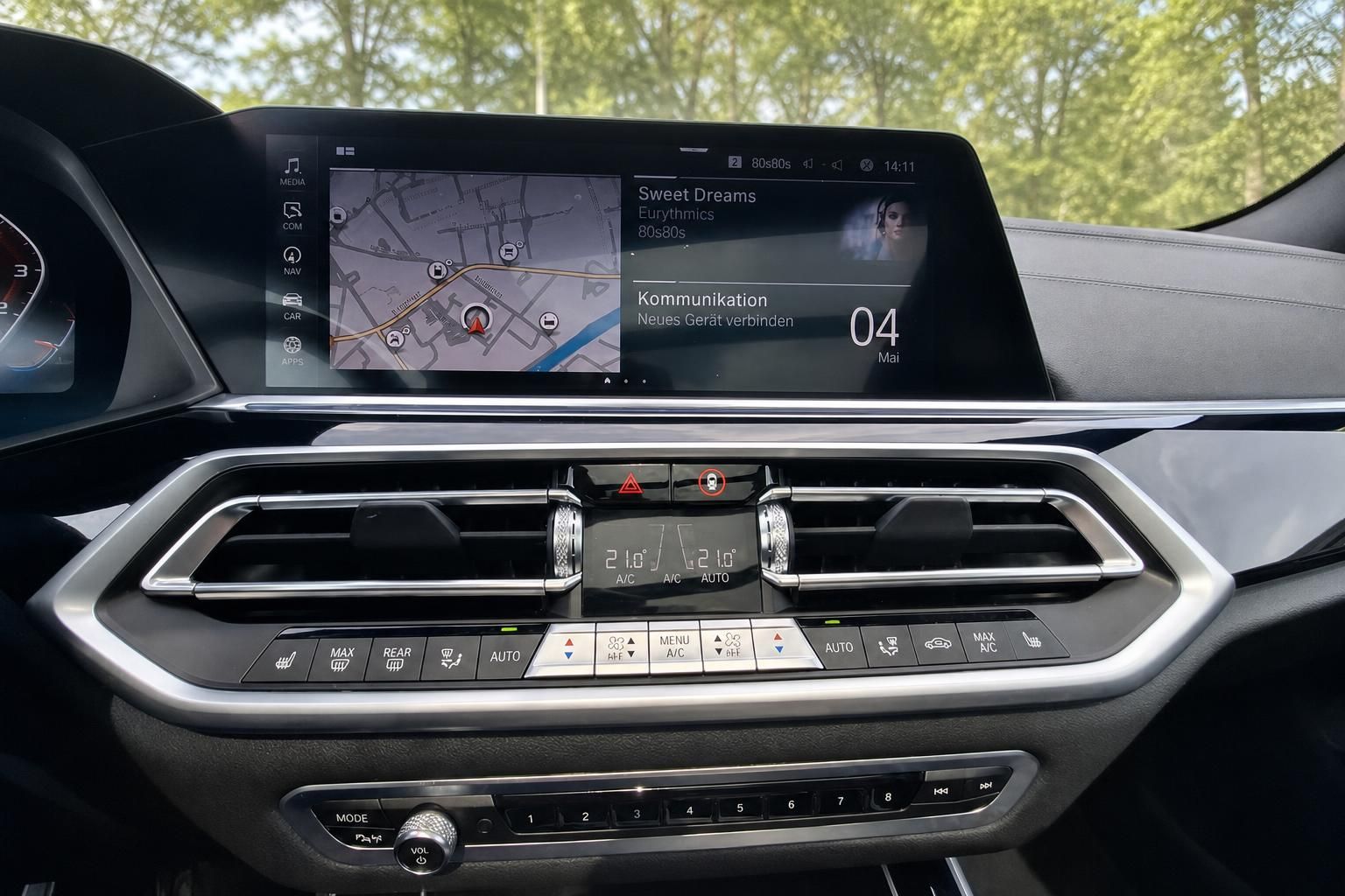 Digitales Cockpit mit Navigationssystem und Klimaautomatik-Bedienfeld im Innenraum