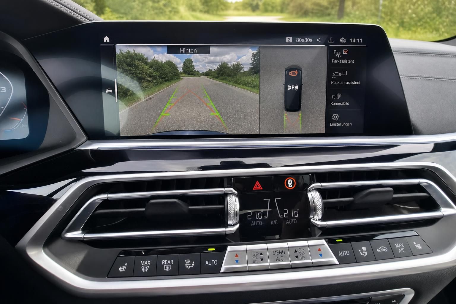 Fahrzeug-Infotainmentsystem mit Rückfahrkamera und Navigationsanzeige im Dashboard