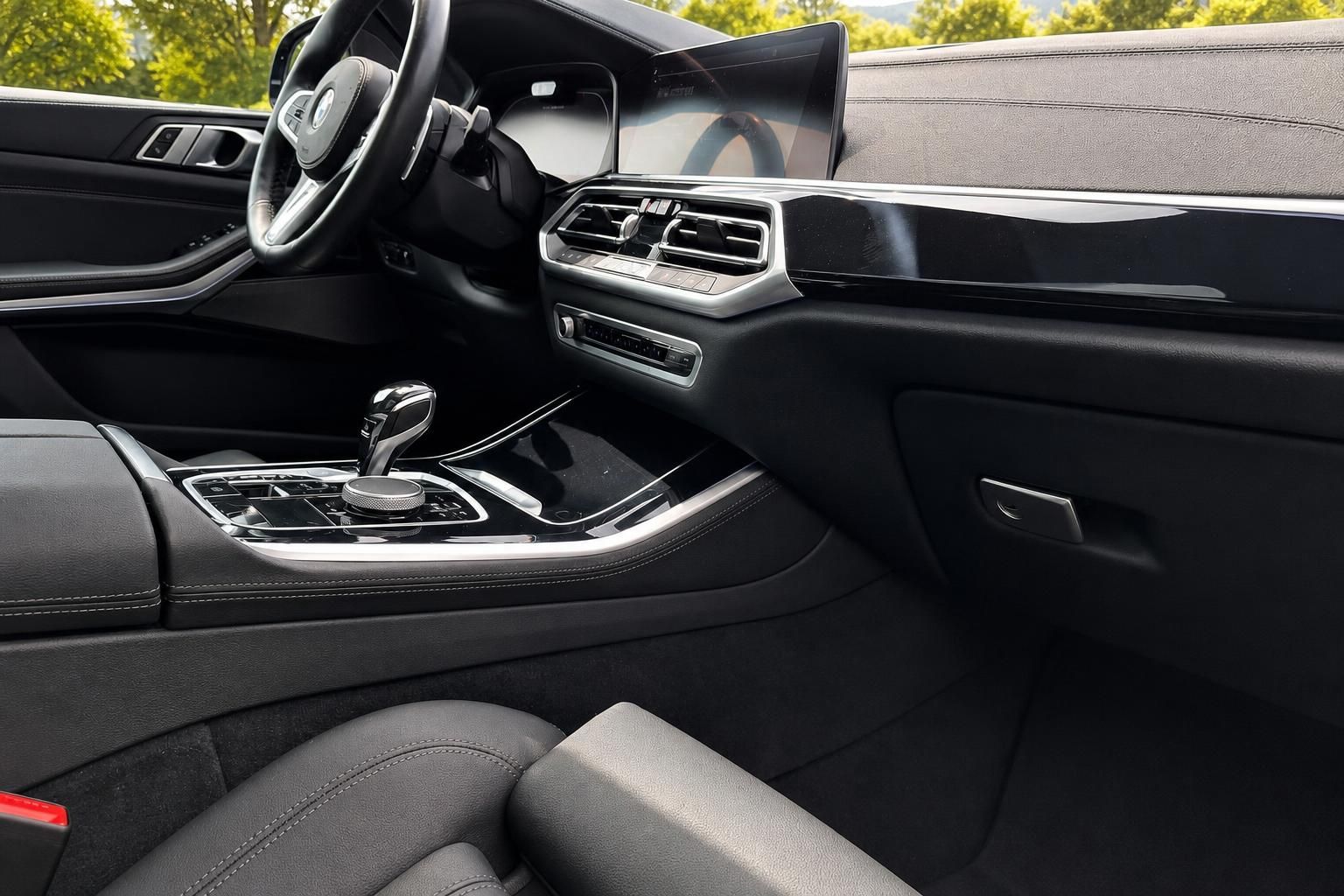 Schwarzer Leder-Innenraum mit Automatikgetriebe und modernem Infotainment-Display