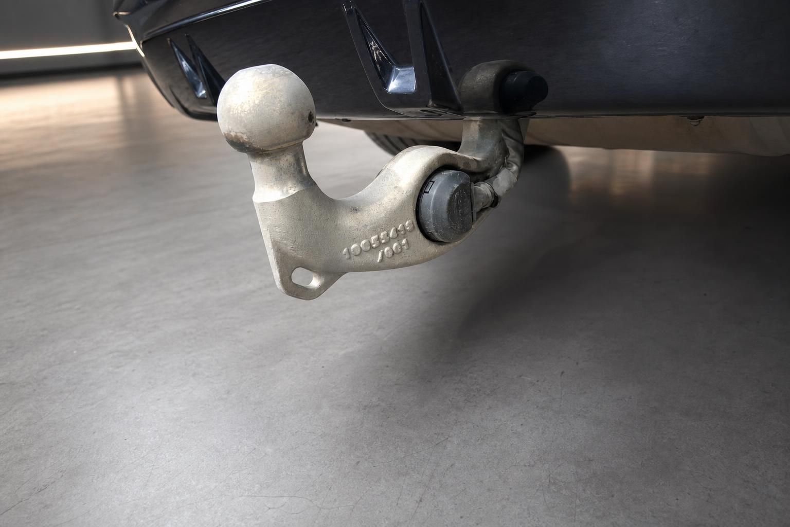 Anhängerkupplung mit Kugelkopf am Fahrzeugheck für Anhänger und Wohnwagen