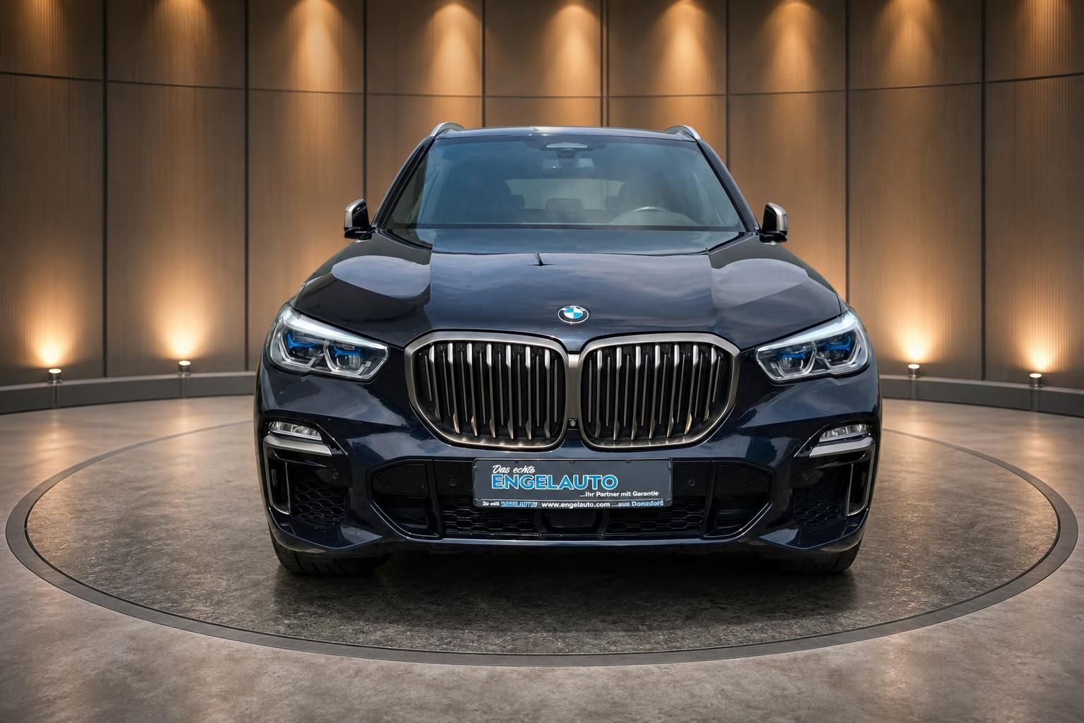 BMW X5 SUV dunkelblau metallic Frontansicht direkt mit charakteristischer Nierengrill in Showroom