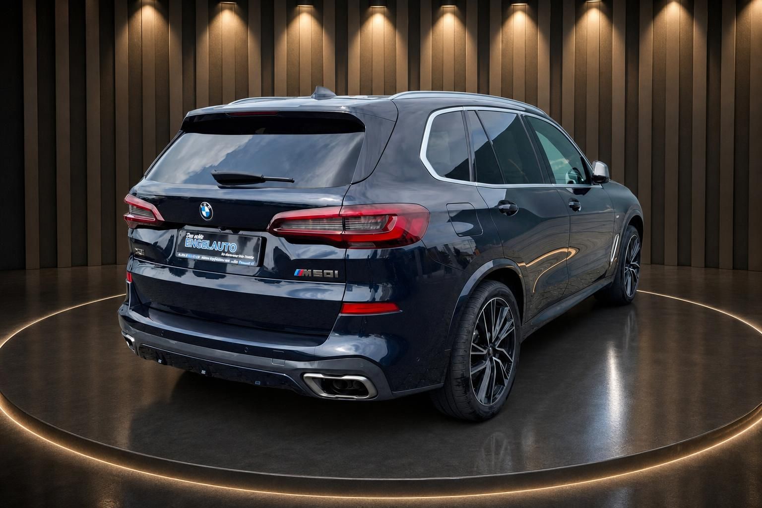 BMW X5 M50i in Carbon Black metallic - Heckansicht mit M Sportpaket und 21 Zoll Felgen