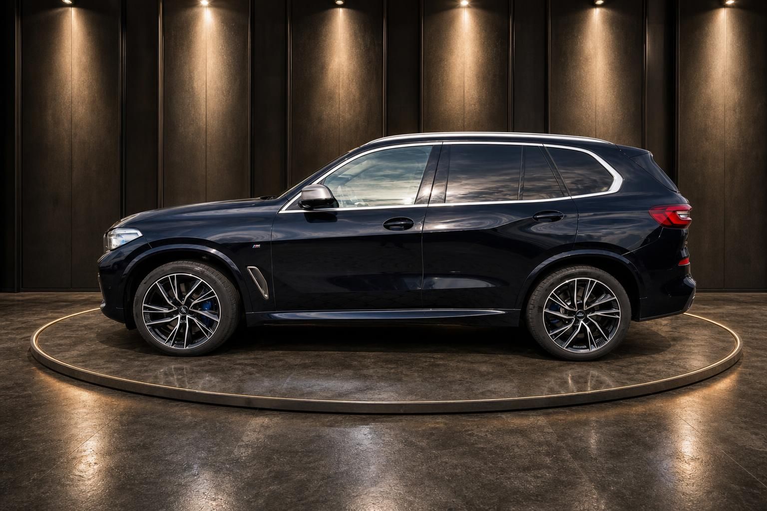 BMW X5 M50i Seitenansicht in Carbon Black metallic mit M Aerodynamikpaket und Sportfelgen