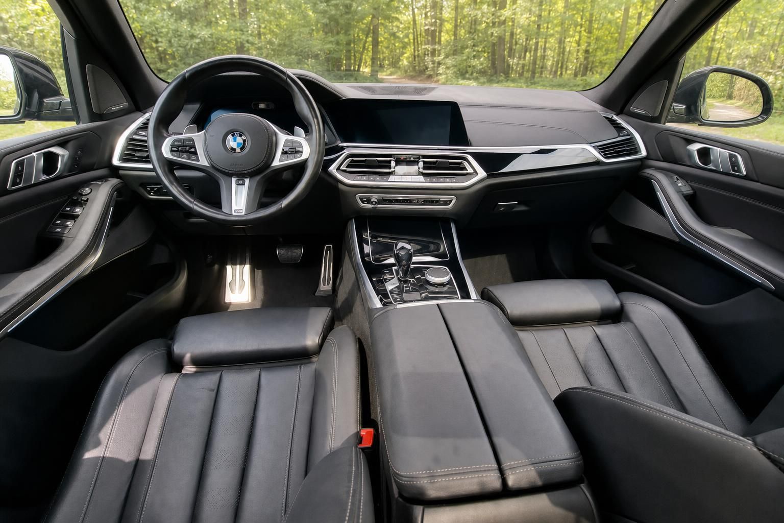 BMW X5 Innenraum - Cockpit mit Live Cockpit Professional, M Lederlenkrad und Vernasca Leder