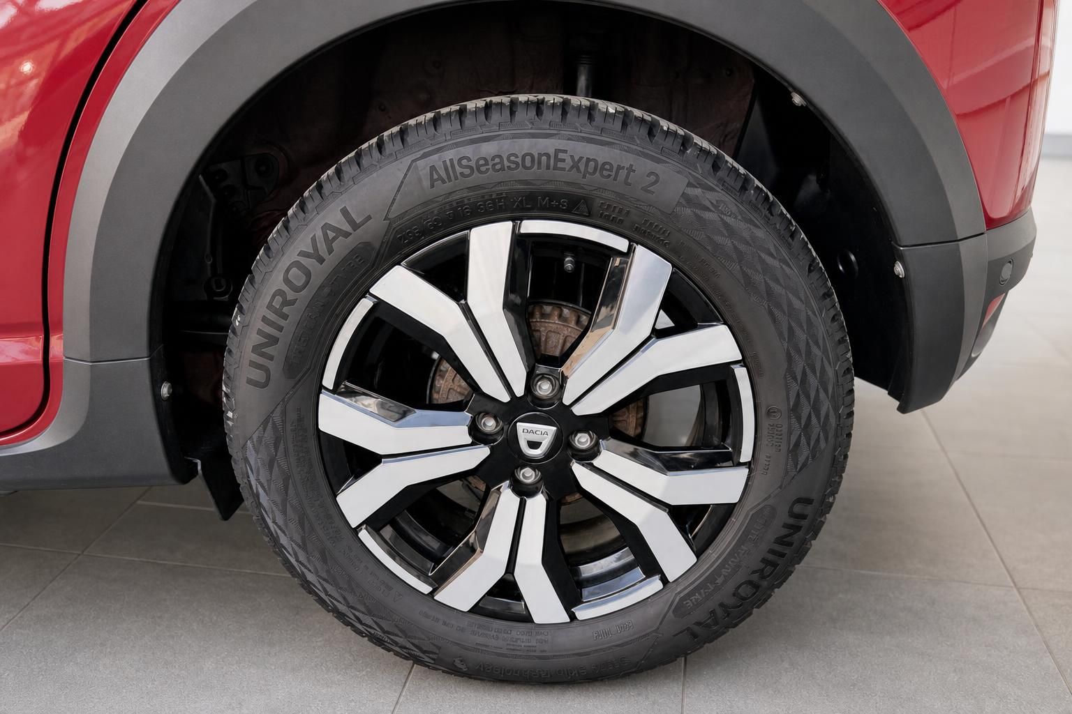 Detailansicht Alufelge und Reifen des Dacia Sandero Stepway in Rot