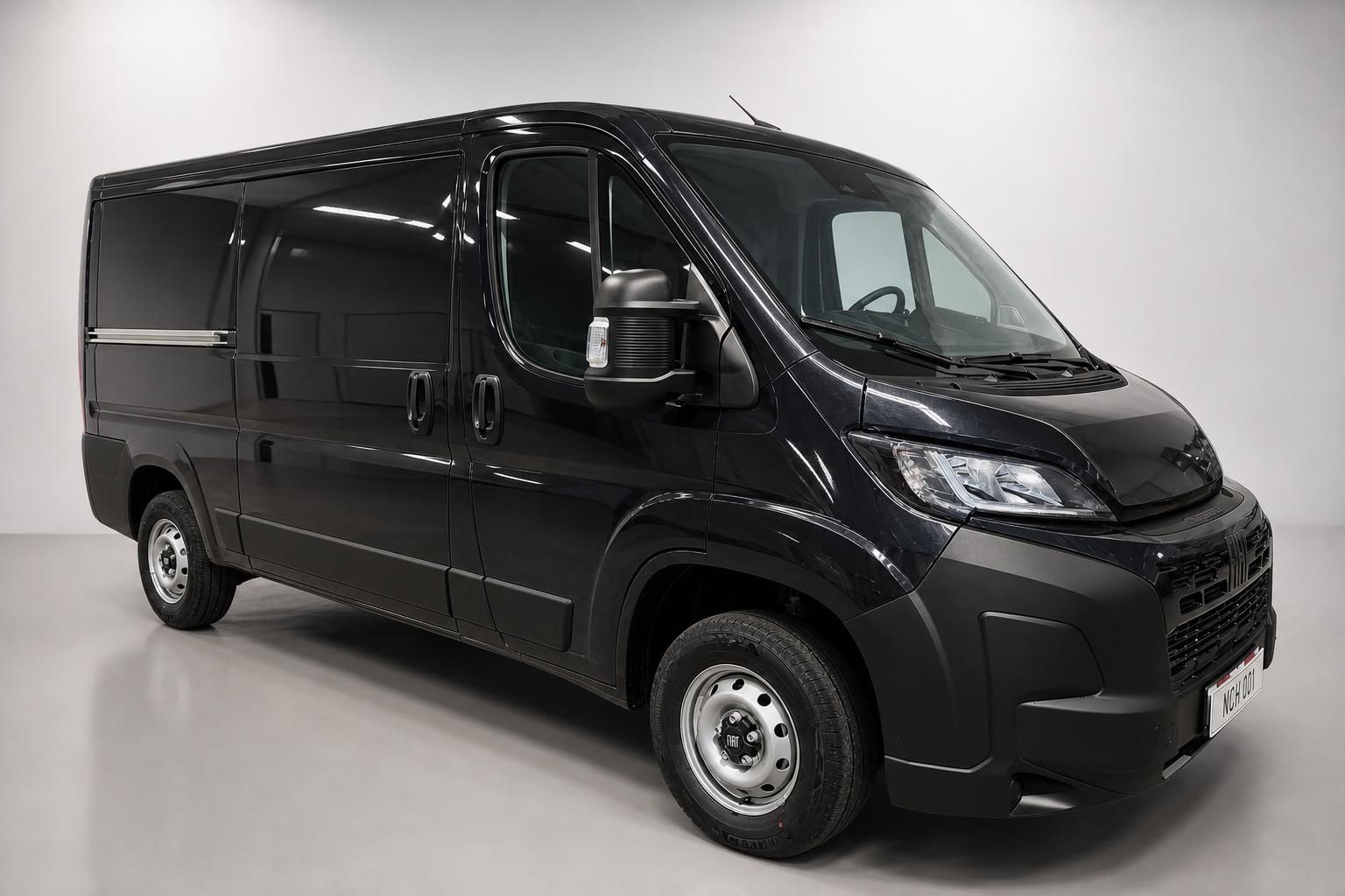 Fiat Ducato schwarz Transporter Frontansicht schraeg im Studio