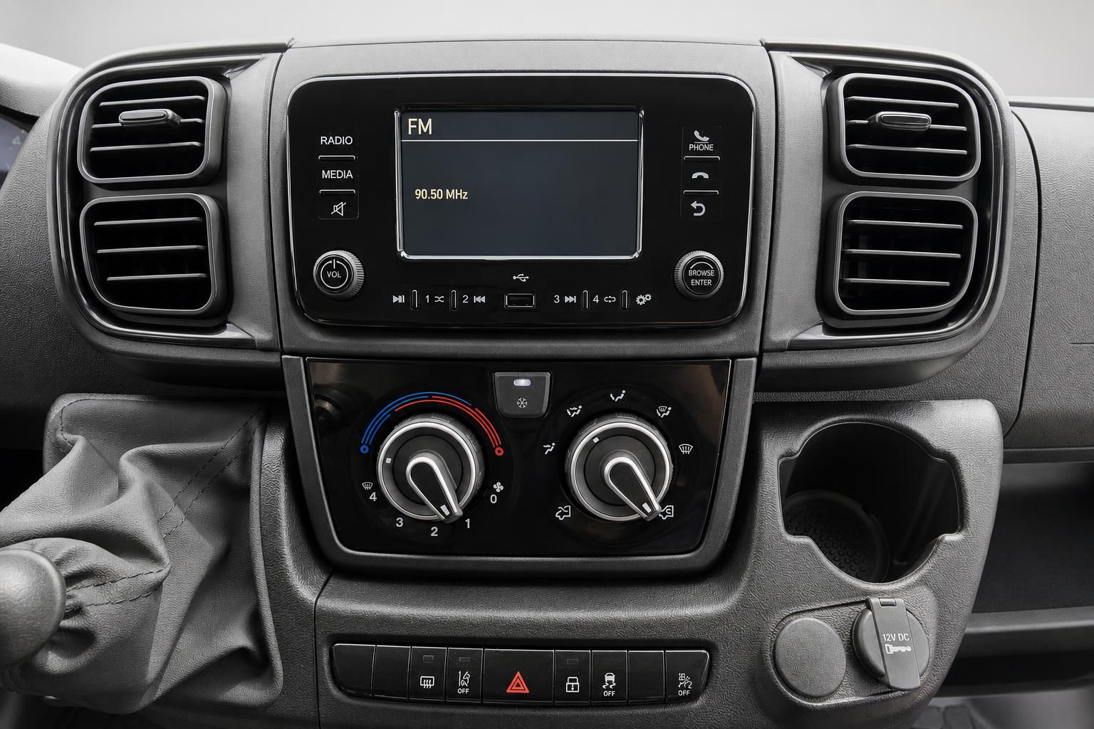 Mittelkonsole mit Klimabedienung und Radio-Display im Transporter