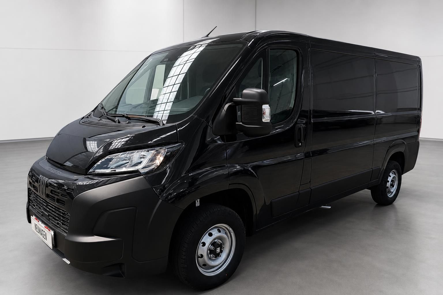 Fiat Ducato schwarz Transporter Frontansicht schraeg