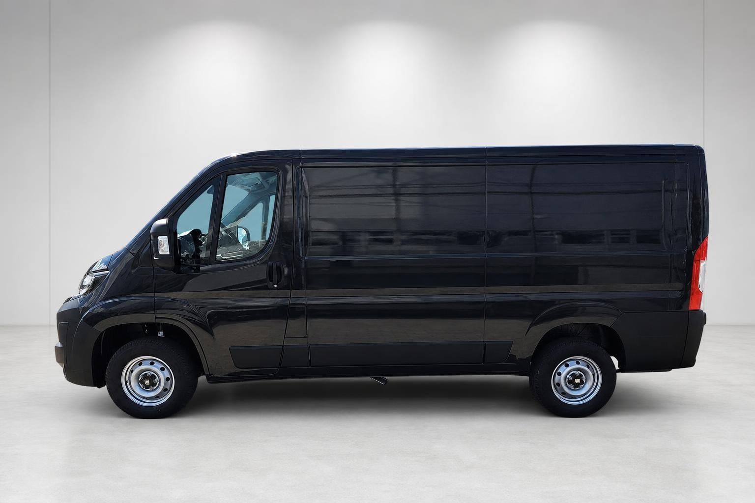 Fiat Ducato schwarz Kastenwagen Seitenansicht Studio