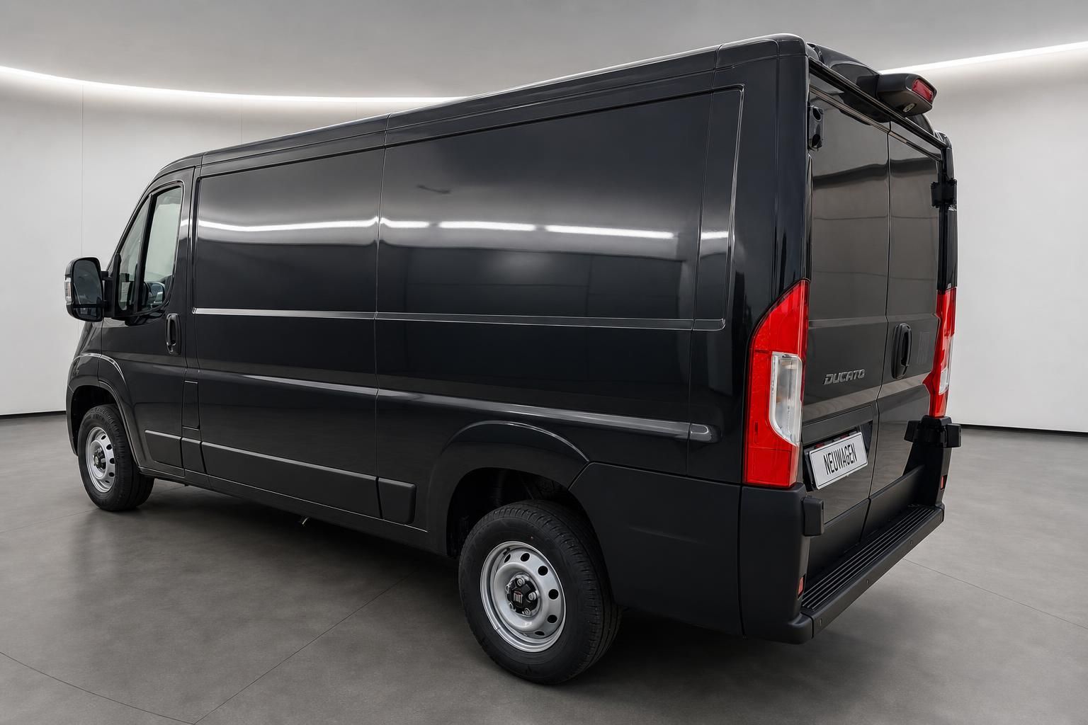 Fiat Ducato schwarz Kastenwagen Heck schraege Ansicht