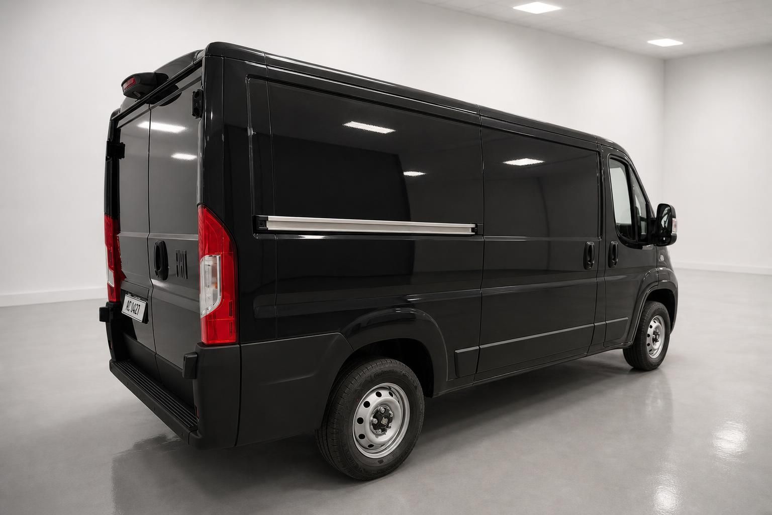 Fiat Ducato schwarz Kastenwagen Heckansicht schraeg